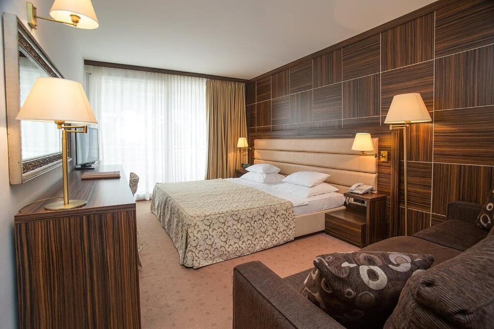 Hotel Palas Petrovac Ngoại thất bức ảnh